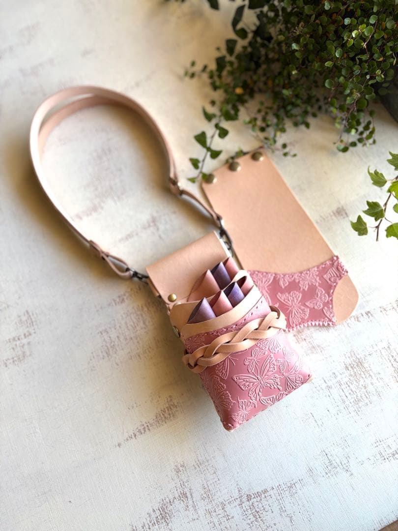 ヌメ革ナチュラル、蝶型押しの蓋付きコンパクトシザーケース