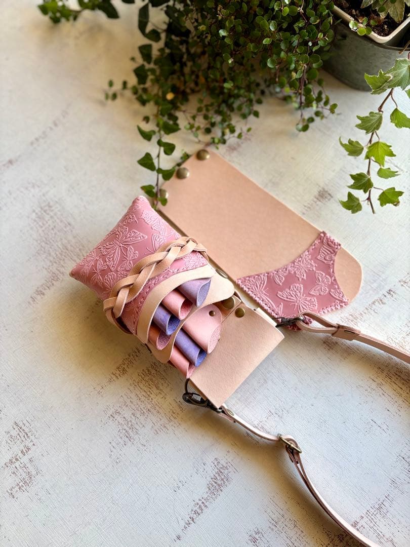 ヌメ革ナチュラル、蝶型押しの蓋付きコンパクトシザーケース