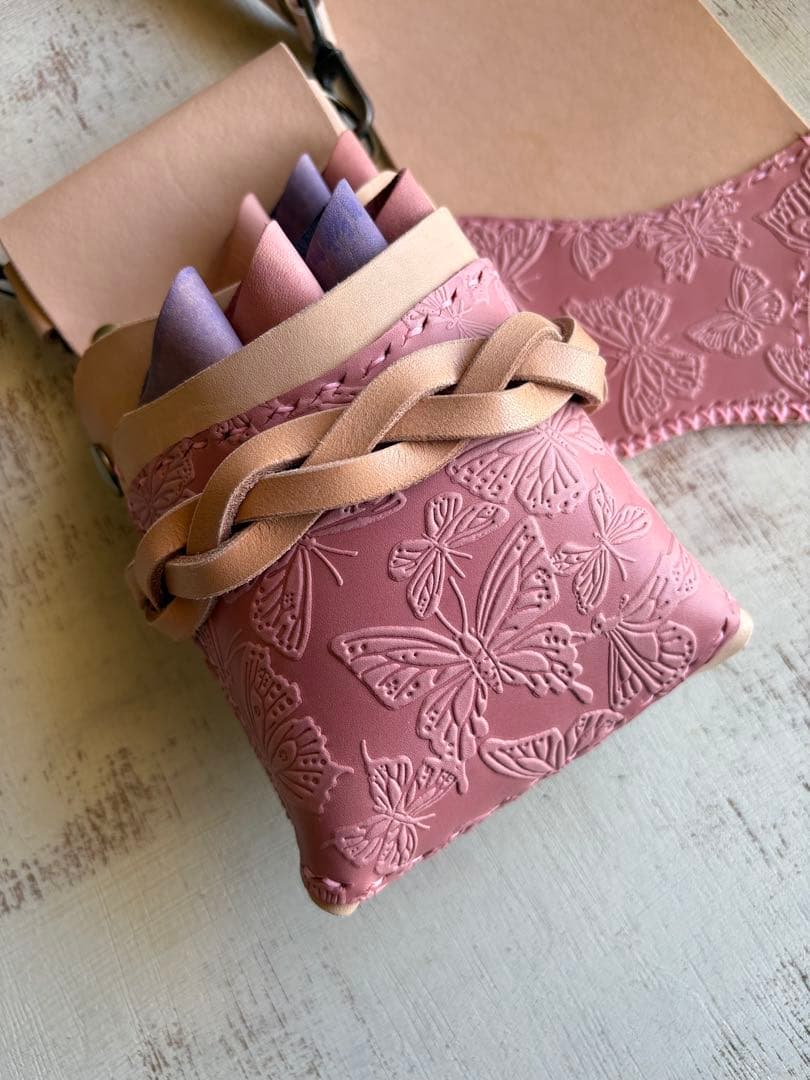 ヌメ革ナチュラル、蝶型押しの蓋付きコンパクトシザーケース