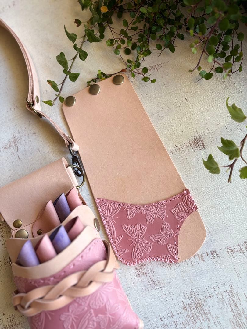 ヌメ革ナチュラル、蝶型押しの蓋付きコンパクトシザーケース