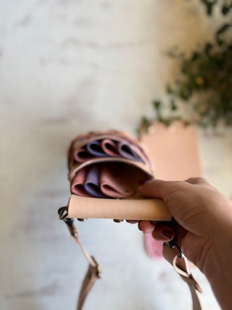 ヌメ革ナチュラル、蝶型押しの蓋付きコンパクトシザーケース