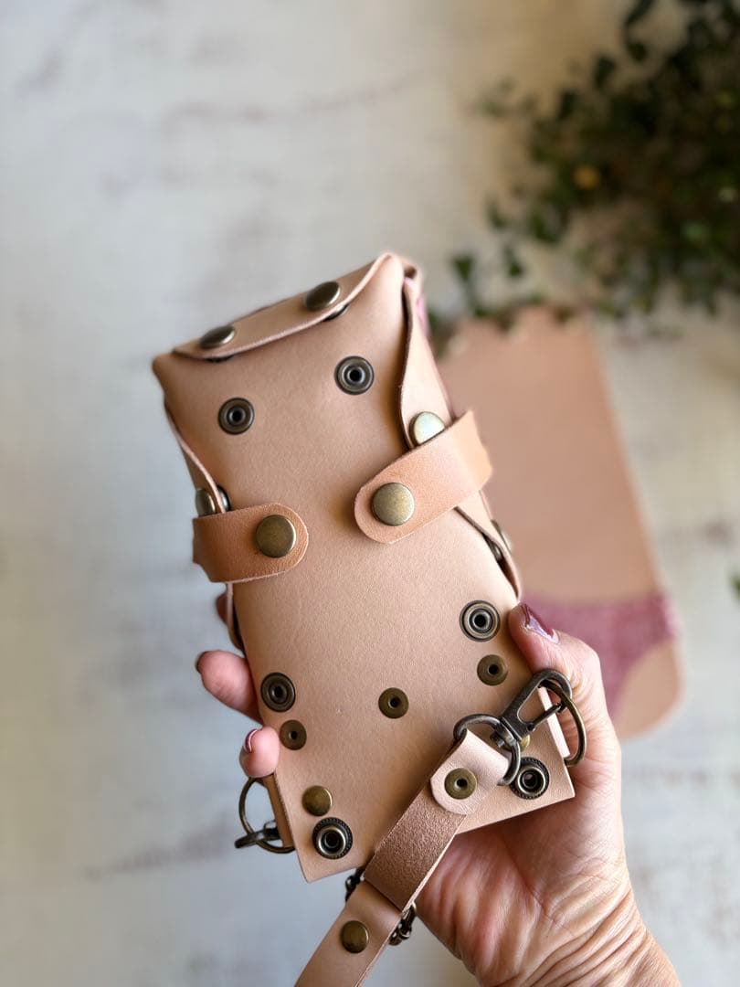 ヌメ革ナチュラル、蝶型押しの蓋付きコンパクトシザーケース