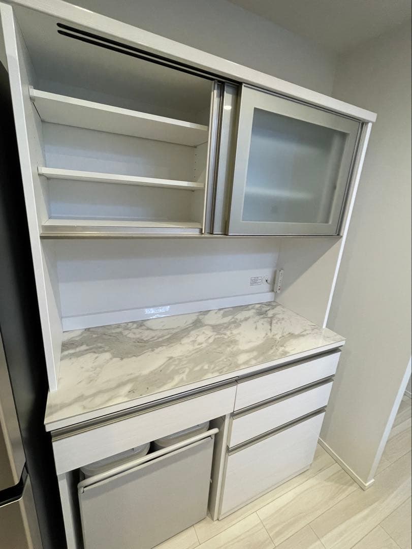 新品　未使用　ニトリ食器棚リガーレ　キャスターゴミ箱付き