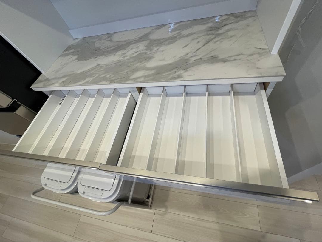 新品　未使用　ニトリ食器棚リガーレ　キャスターゴミ箱付き