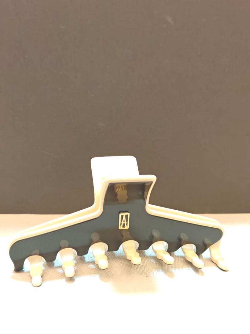 Alexandre de paris クロークリップ ブラック　ロゴ