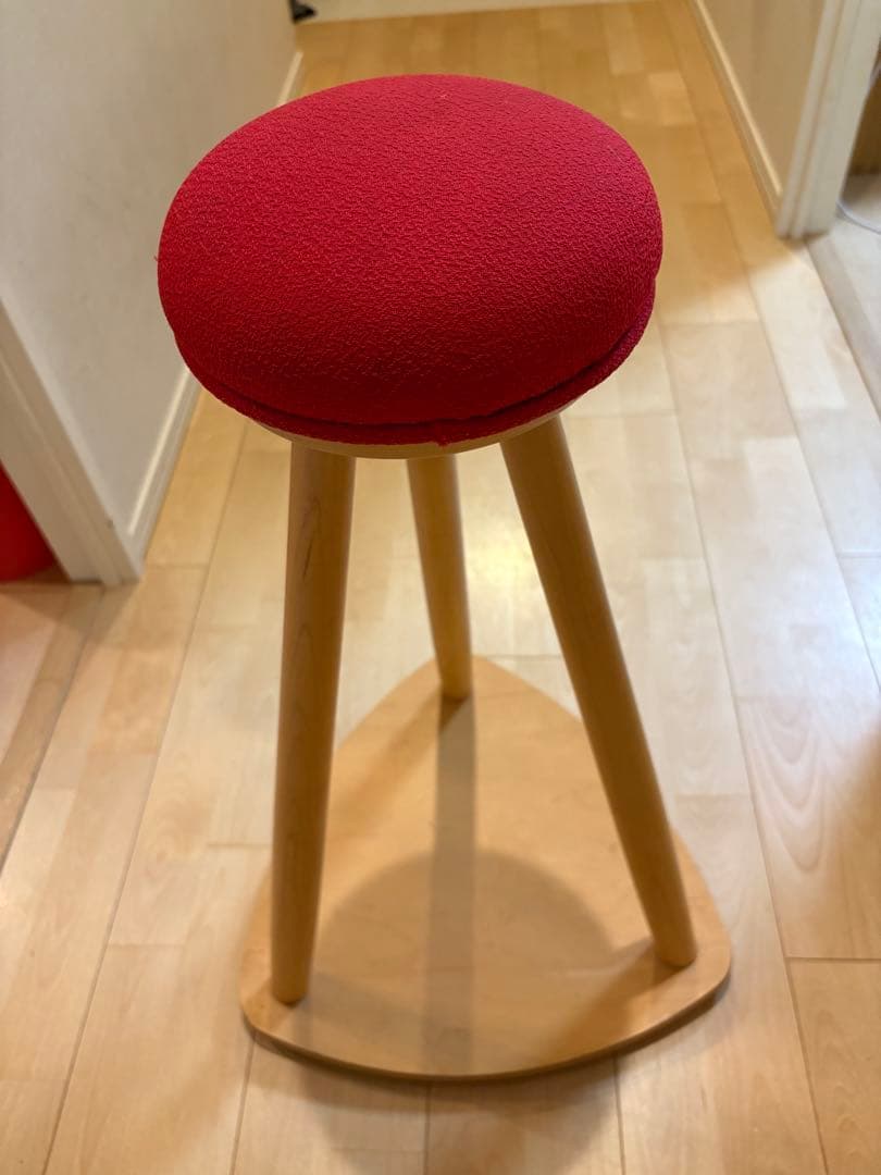 【cosin】赤い帽子のキッチンスツール 旭川家具　メープル　天然木