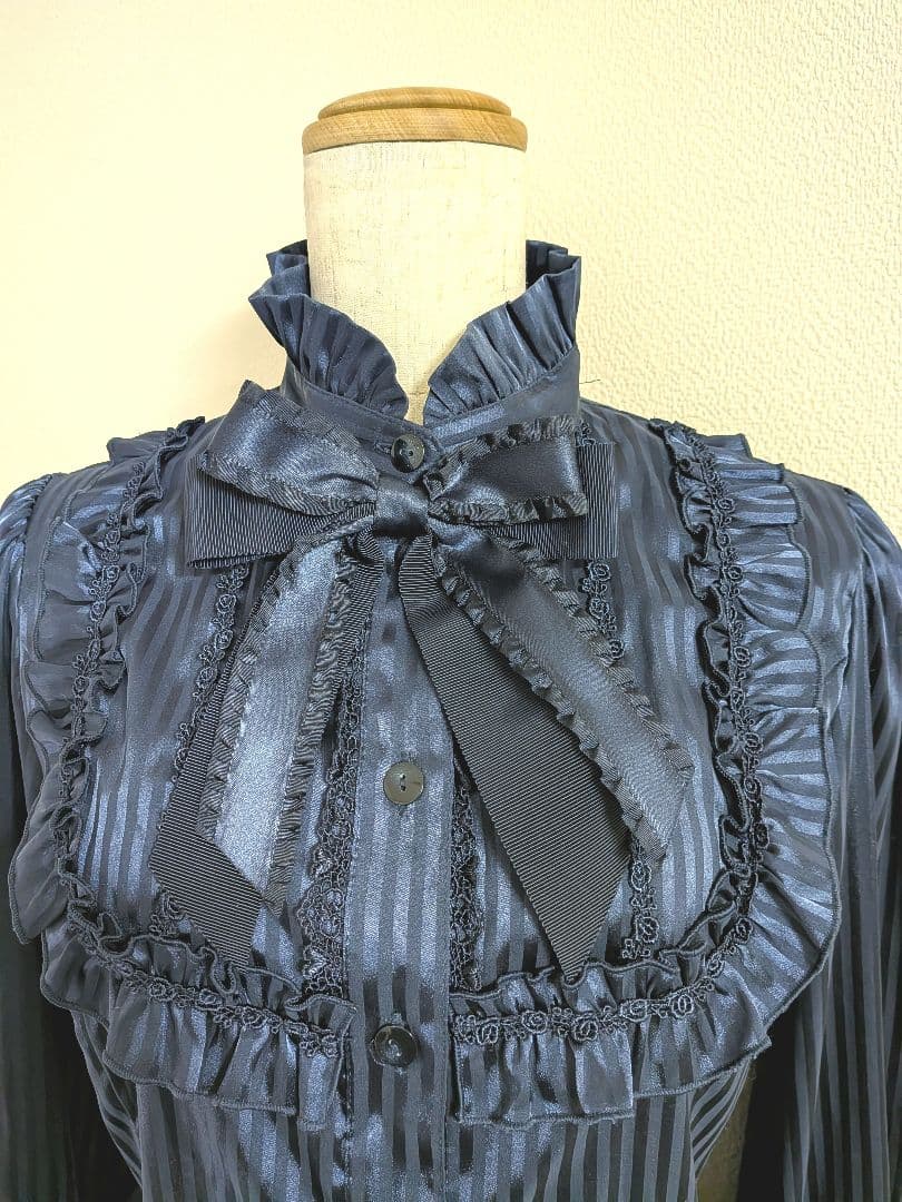 Innocent World サテンストライプブラウス ネイビー