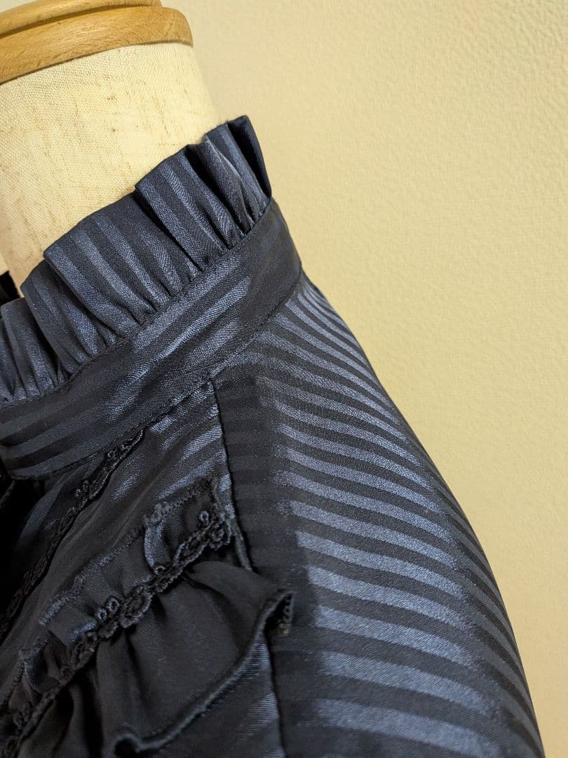 Innocent World サテンストライプブラウス ネイビー