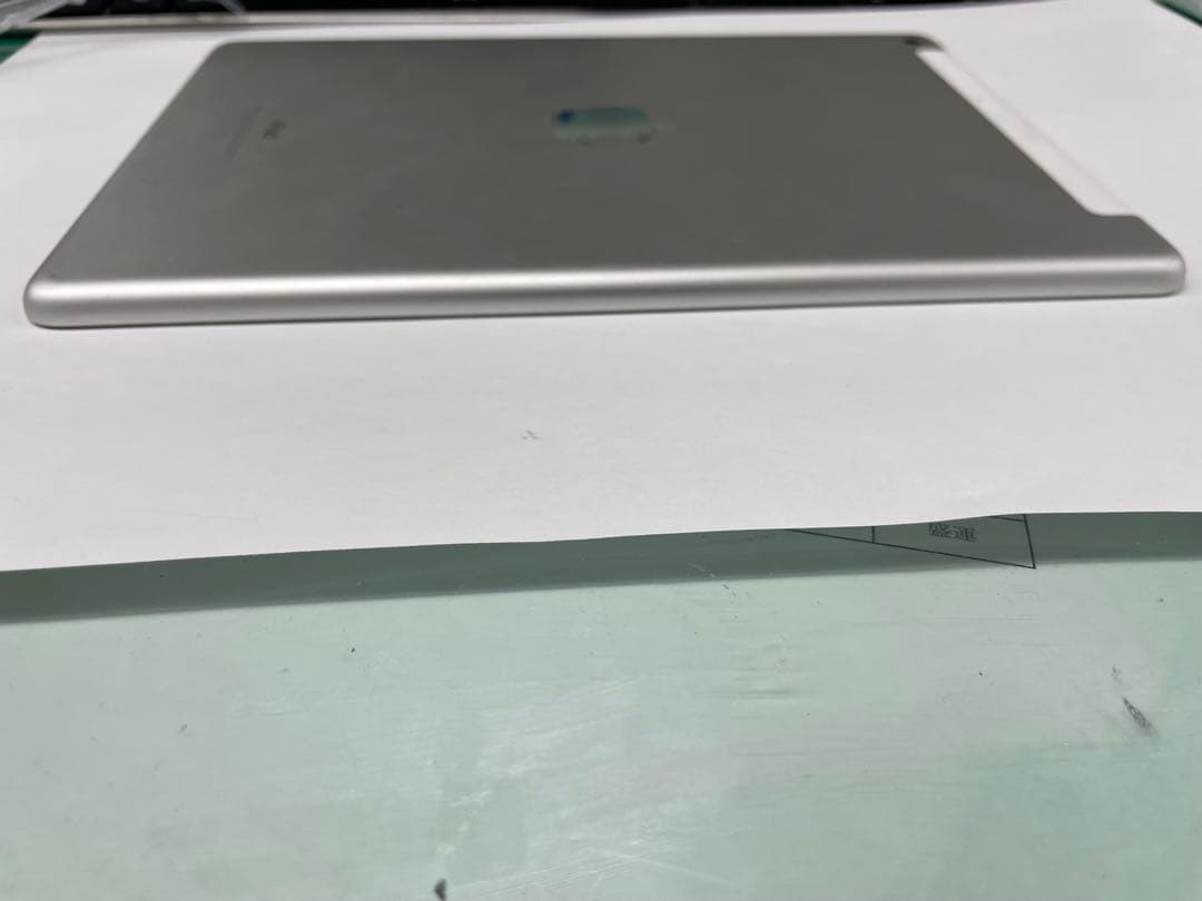 iPad シルバー　第6世代　Wifiモデル　32GB　（美品　未使用に近い）