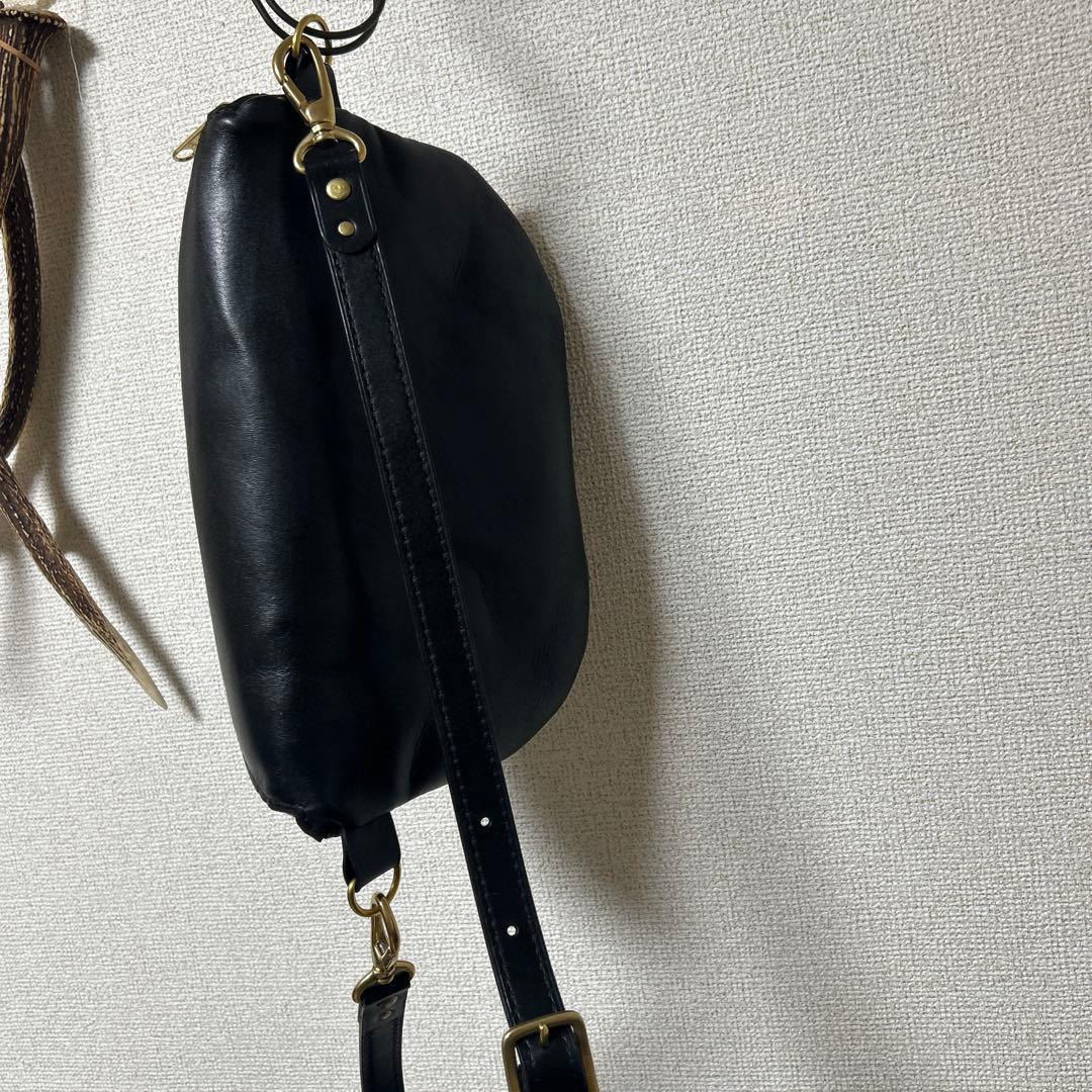 とも　黒ボディバッグ　総手縫い　タンニン鞣し革　ヌメ革