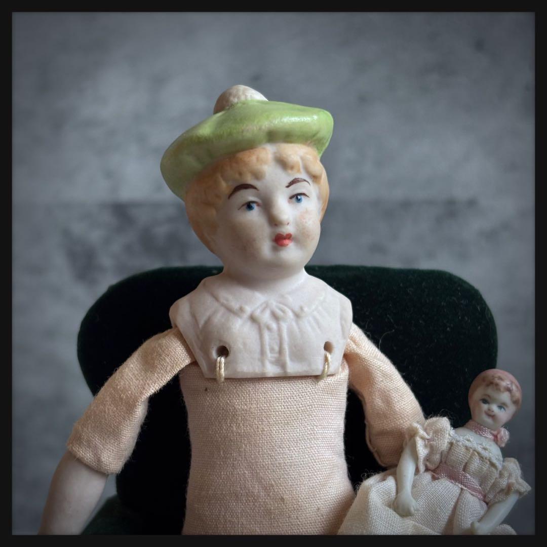 オールドヴィンテージ ベレー帽を被ったビスクドール ドールハウス