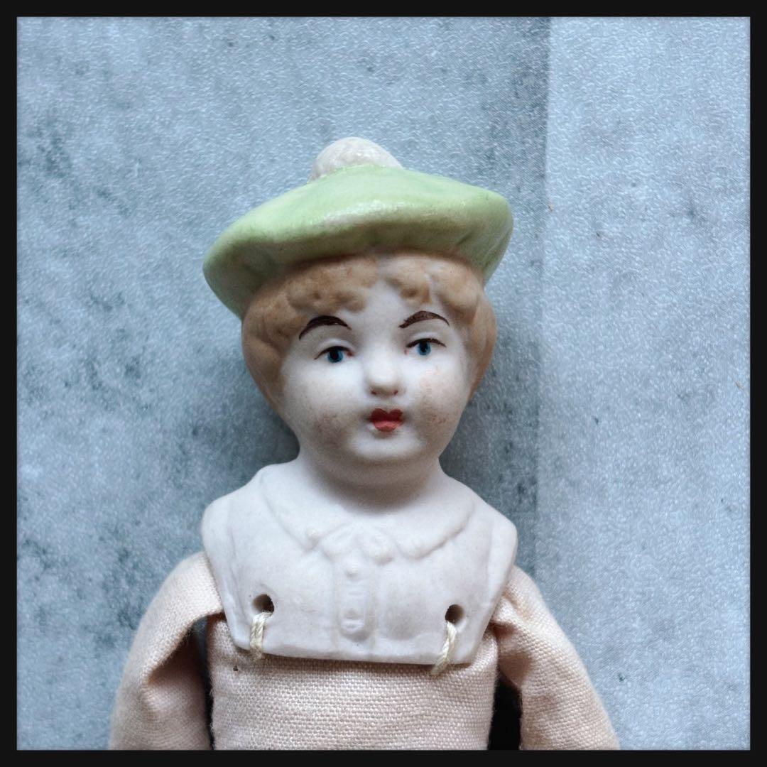 オールドヴィンテージ ベレー帽を被ったビスクドール ドールハウス