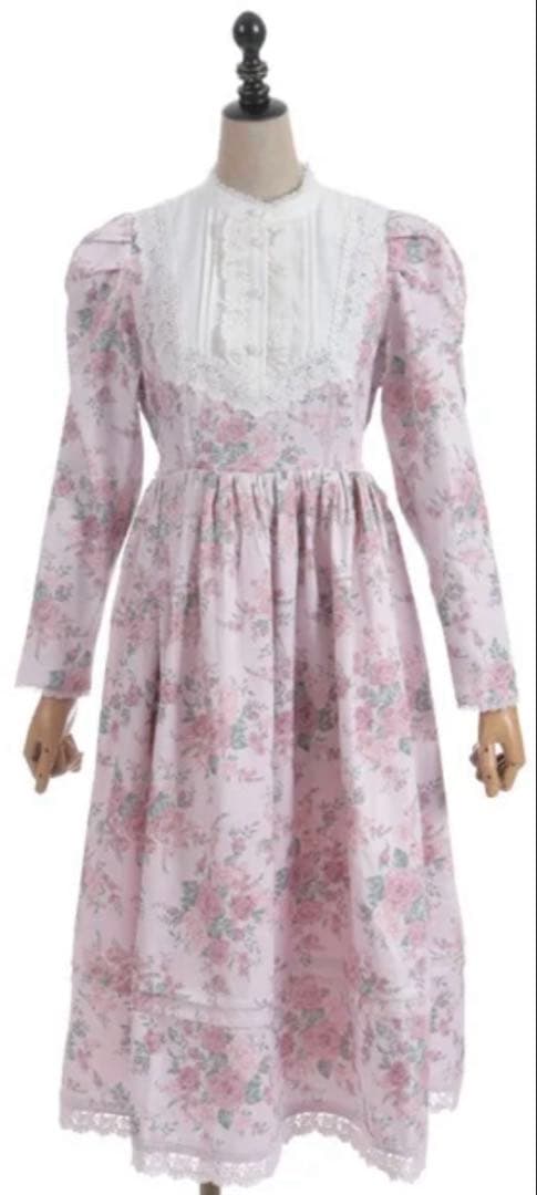 axes femme Chalmiereクラシカルローズ柄ワンピース（ピンク）