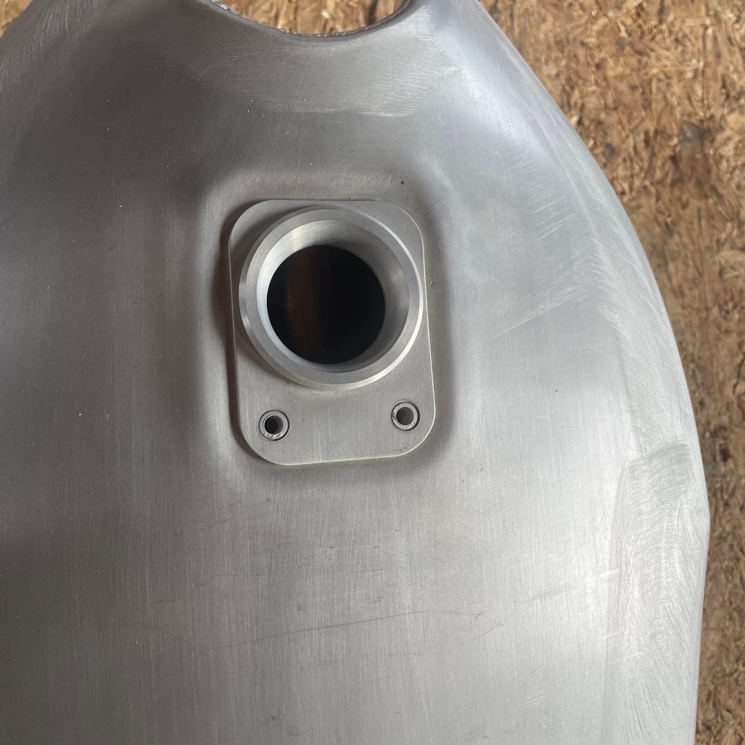 アルミ製バイクタンク給油口付き