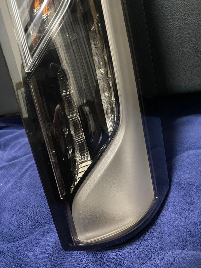 【送料込み】RP5 ステップワゴンハイブリッド　運転席側　右側テールランプ