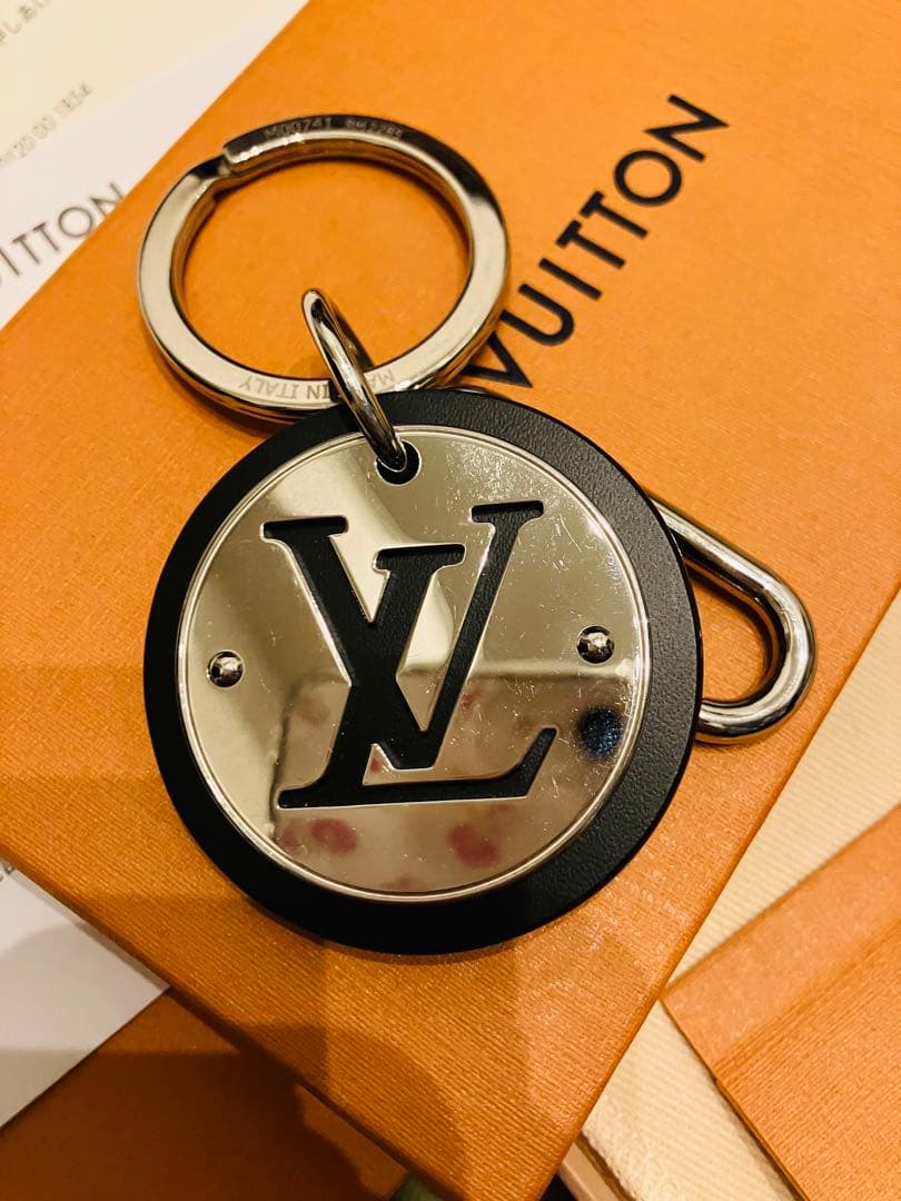 LOUIS VUITTON LVロゴ キーホルダー