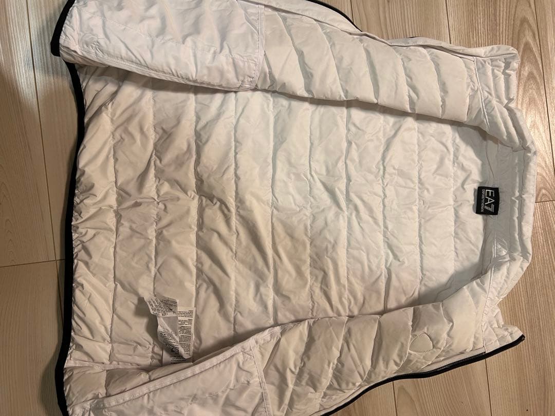 EA7 エンポリオアルマーニ 薄手ダウンベスト 白