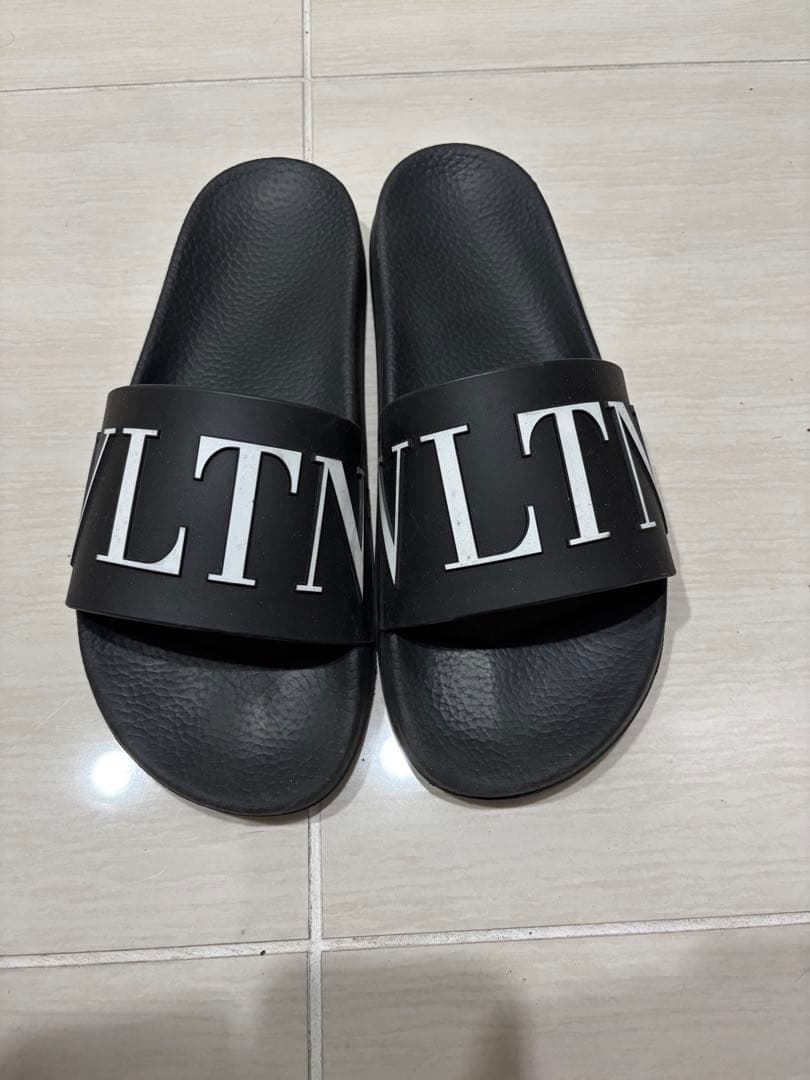 ヴァレンティノ　VLTN ロゴ入り ブラック サンダル