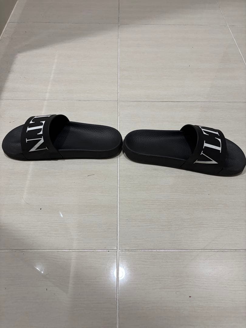 ヴァレンティノ　VLTN ロゴ入り ブラック サンダル