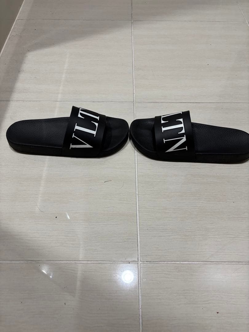 ヴァレンティノ　VLTN ロゴ入り ブラック サンダル