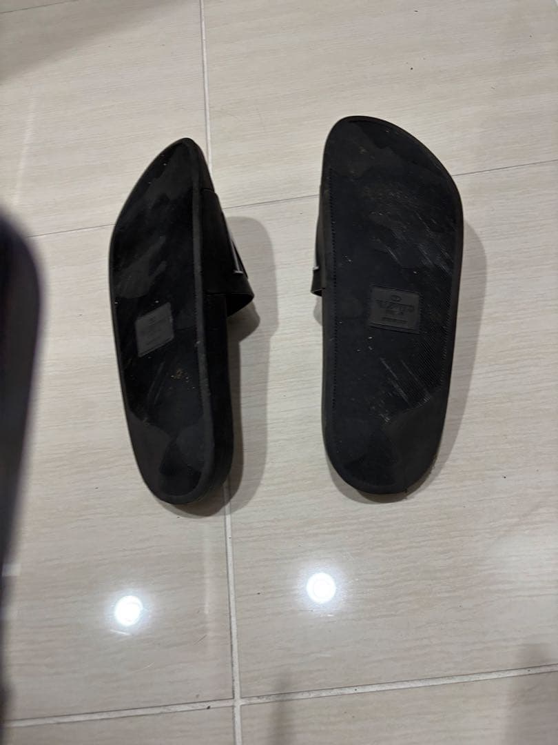 ヴァレンティノ　VLTN ロゴ入り ブラック サンダル