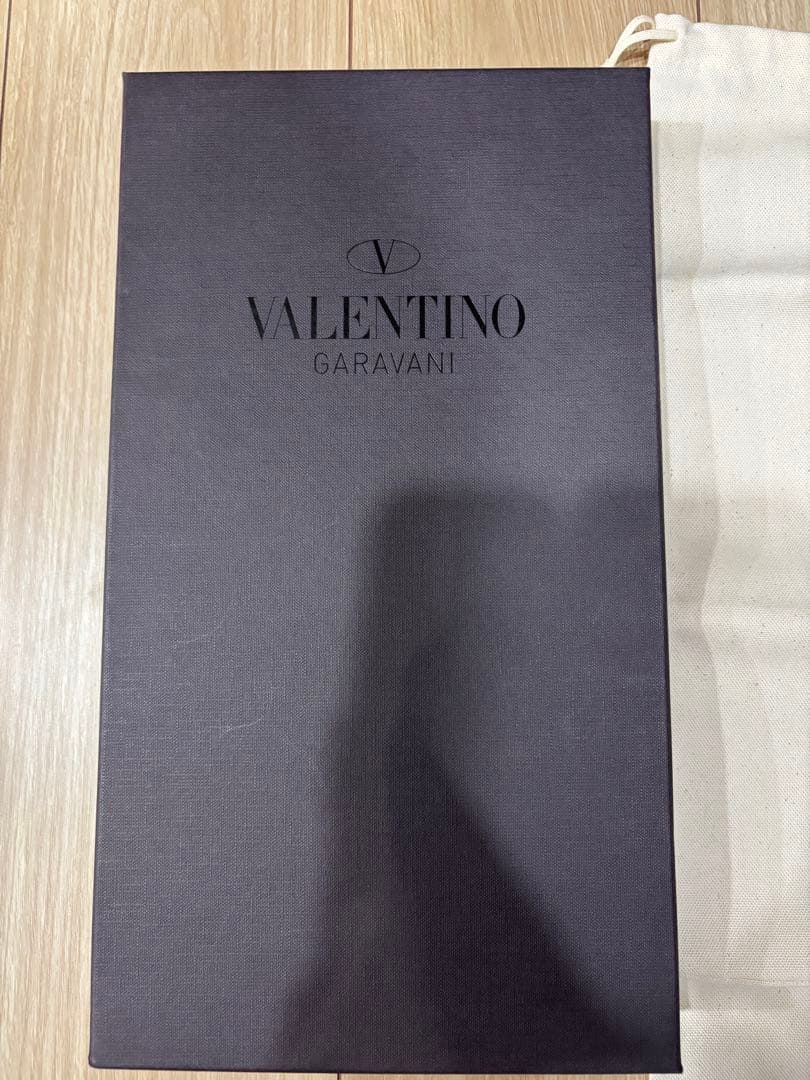 ヴァレンティノ　VLTN ロゴ入り ブラック サンダル