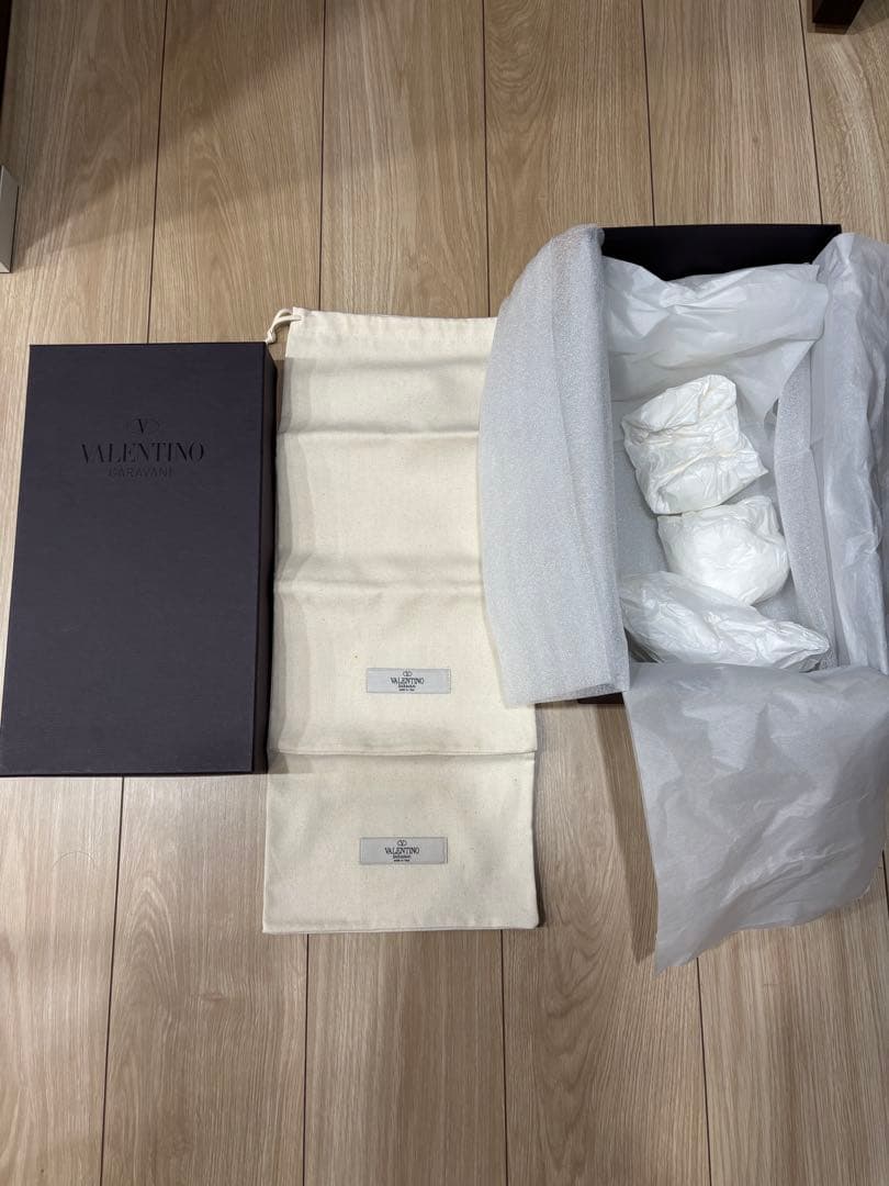 ヴァレンティノ　VLTN ロゴ入り ブラック サンダル