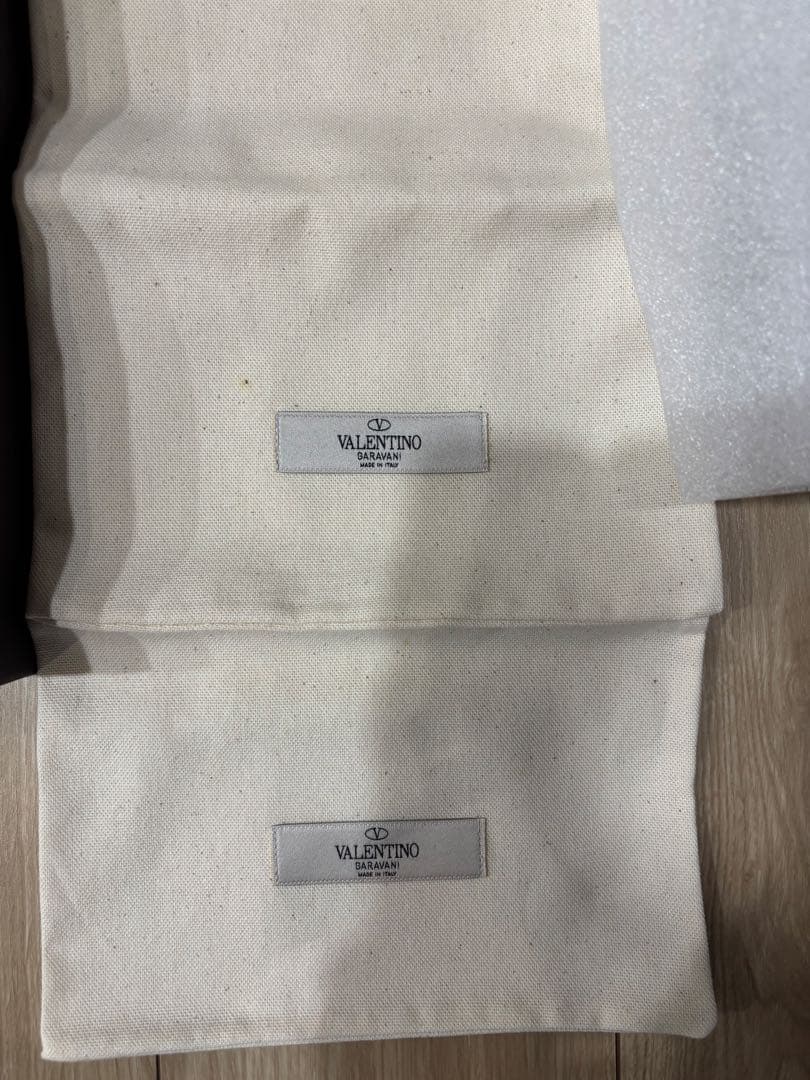 ヴァレンティノ　VLTN ロゴ入り ブラック サンダル