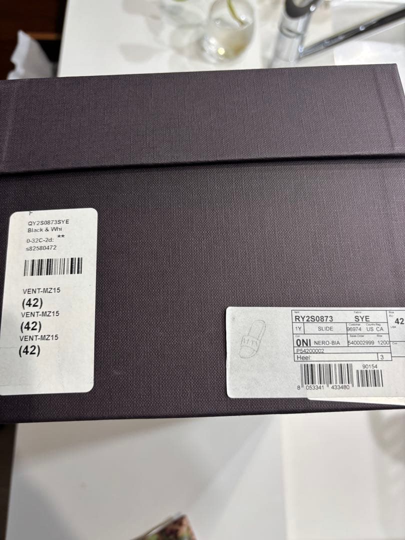 ヴァレンティノ　VLTN ロゴ入り ブラック サンダル