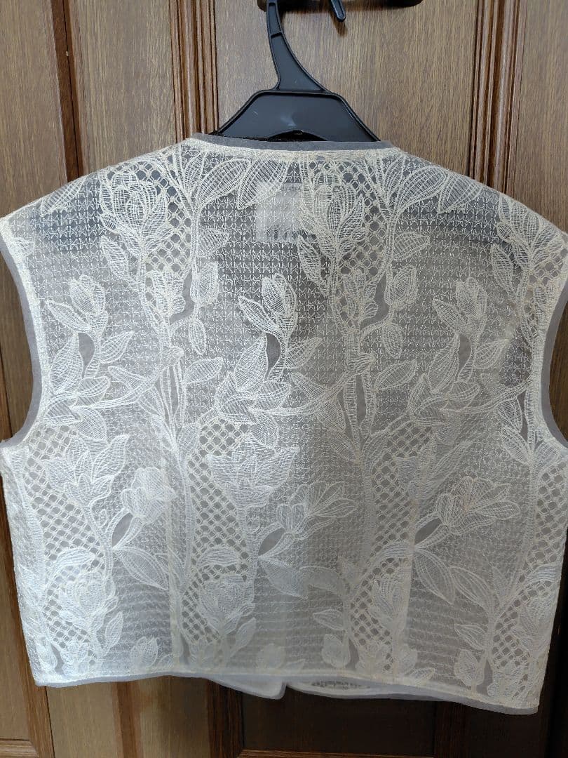 conte エンブロイダリーレースベスト