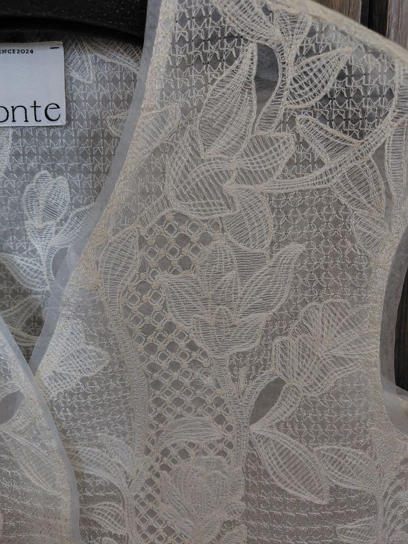 conte エンブロイダリーレースベスト