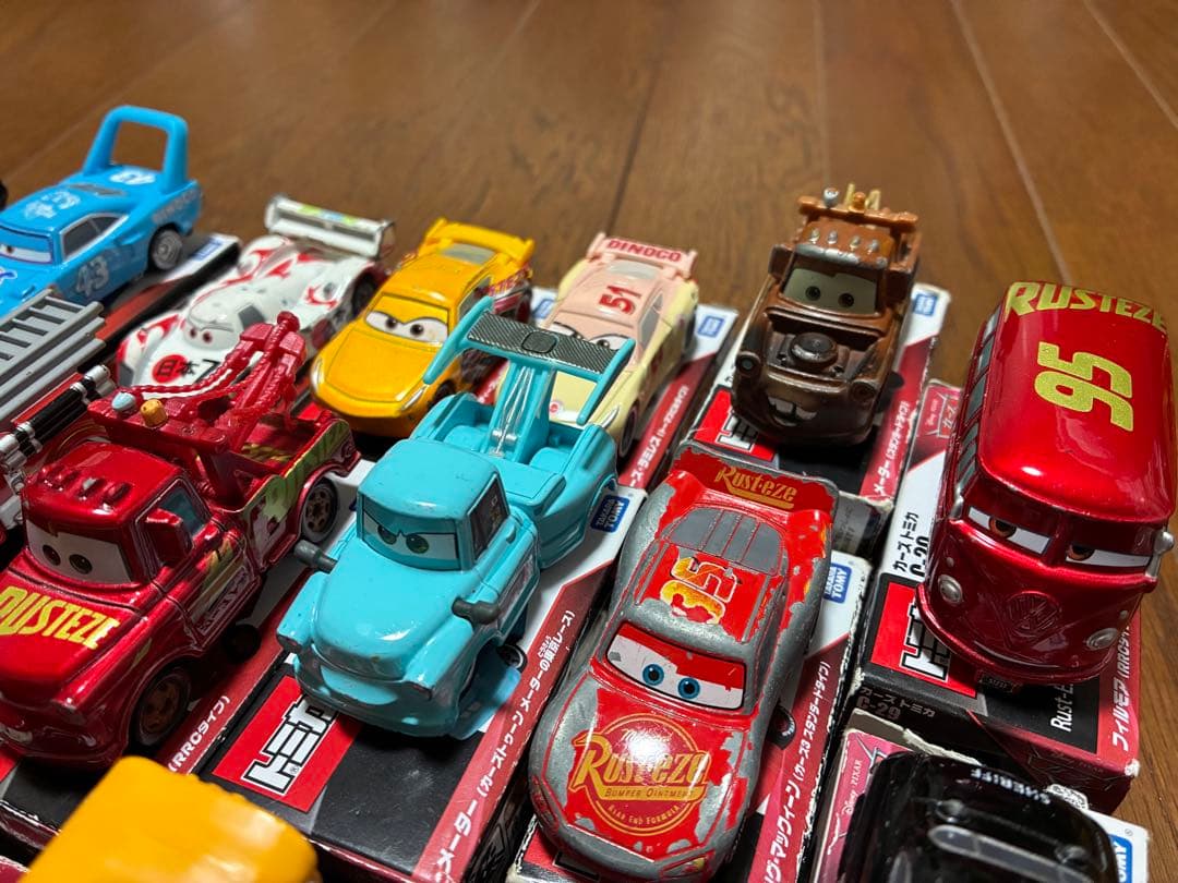 カーズトミカ たくさんのせよう！大きなマック トレーラー　　トミカ49台セット