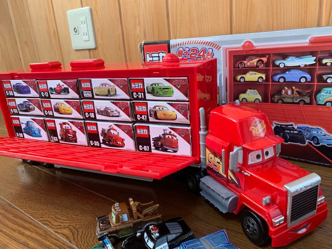 カーズトミカ たくさんのせよう！大きなマック トレーラー　　トミカ49台セット