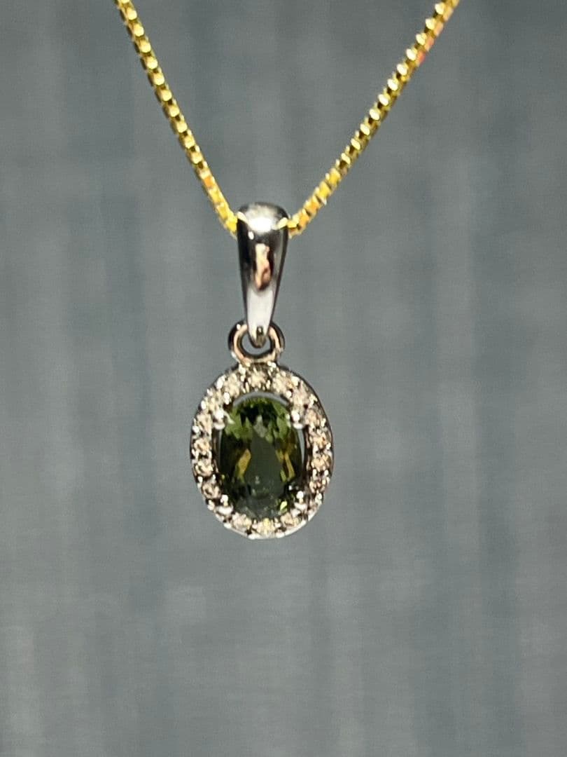 【宇宙由来のエネルギーを持つ、非常に希少な天然石】 モルダバイトペンダントトップ