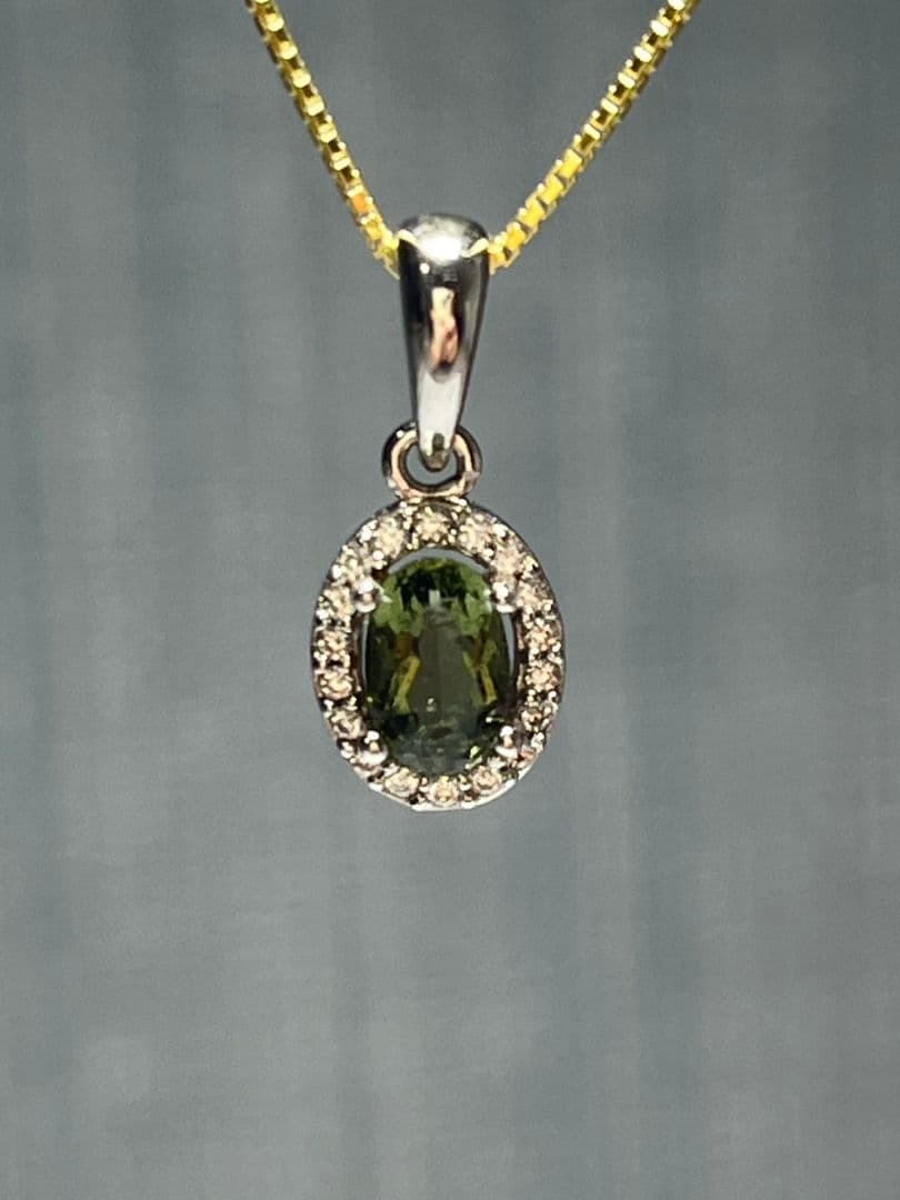 【宇宙由来のエネルギーを持つ、非常に希少な天然石】 モルダバイトペンダントトップ