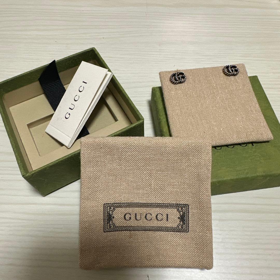 GUCCI ダブルG ピアス 未使用 (右) 使用済み(左)