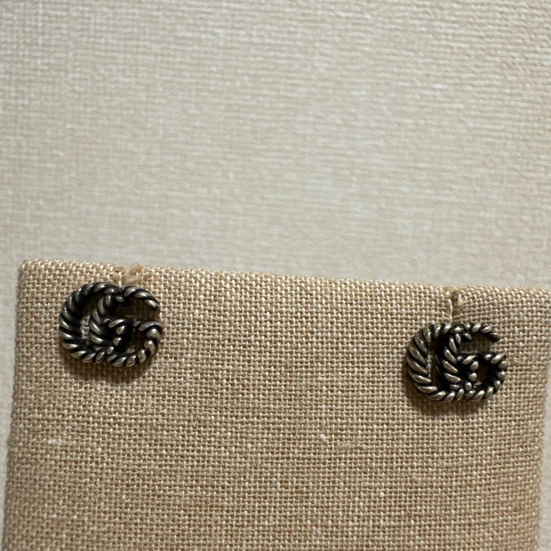 GUCCI ダブルG ピアス 未使用 (右) 使用済み(左)