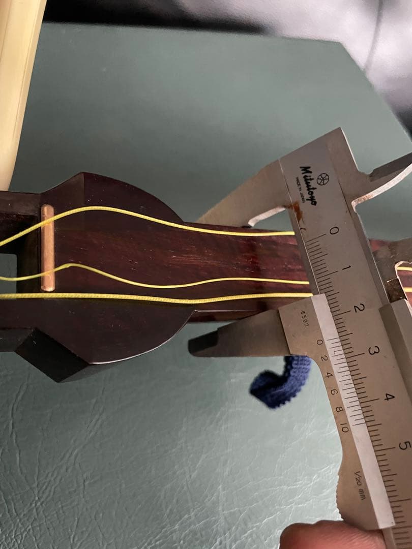 三味線 紅木 金細 一本溝 子持ち綾杉胴 糸巻天然素材　元箱付き