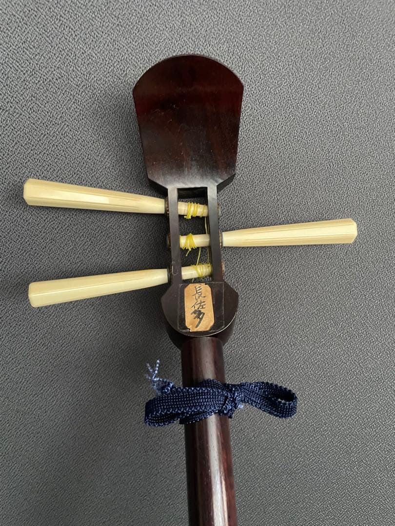 三味線 紅木 金細 一本溝 子持ち綾杉胴 糸巻天然素材　元箱付き