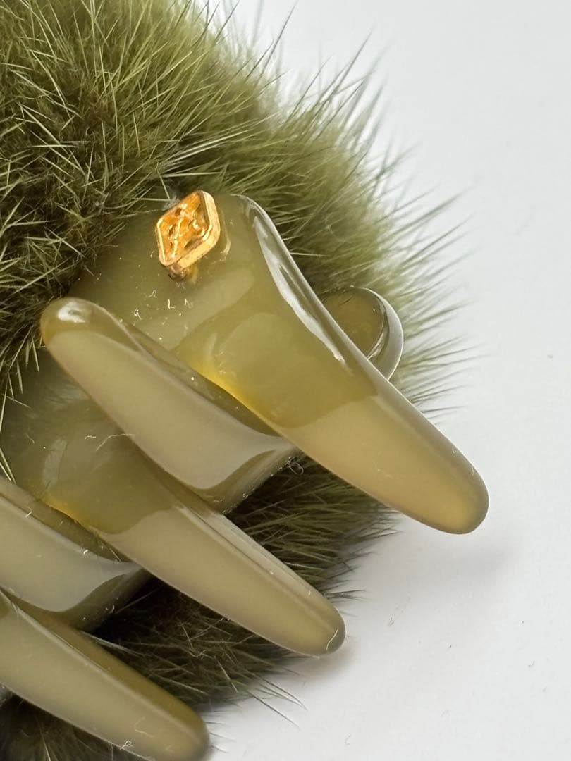 アレクサンドルドゥパリ　オリーブグリーン ミンクファー付きヘアクリップ