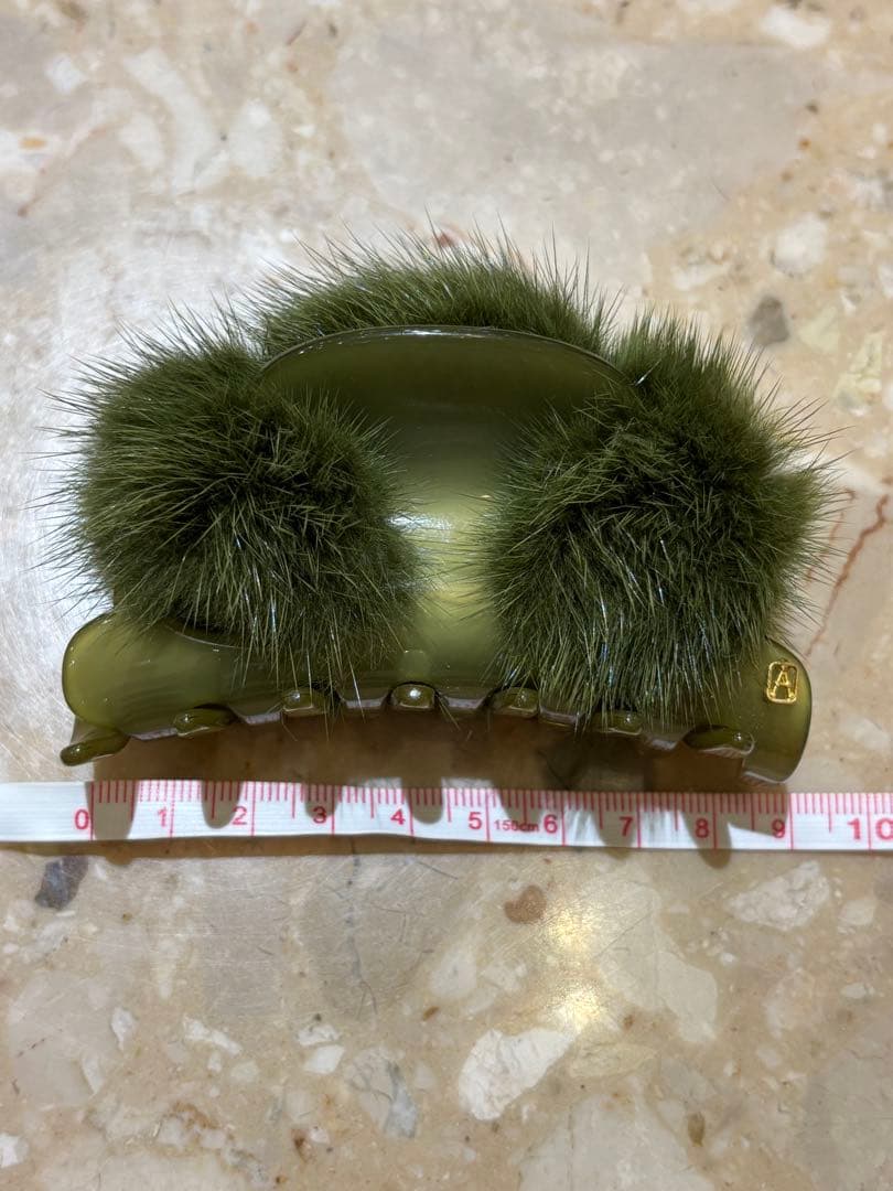 アレクサンドルドゥパリ　オリーブグリーン ミンクファー付きヘアクリップ