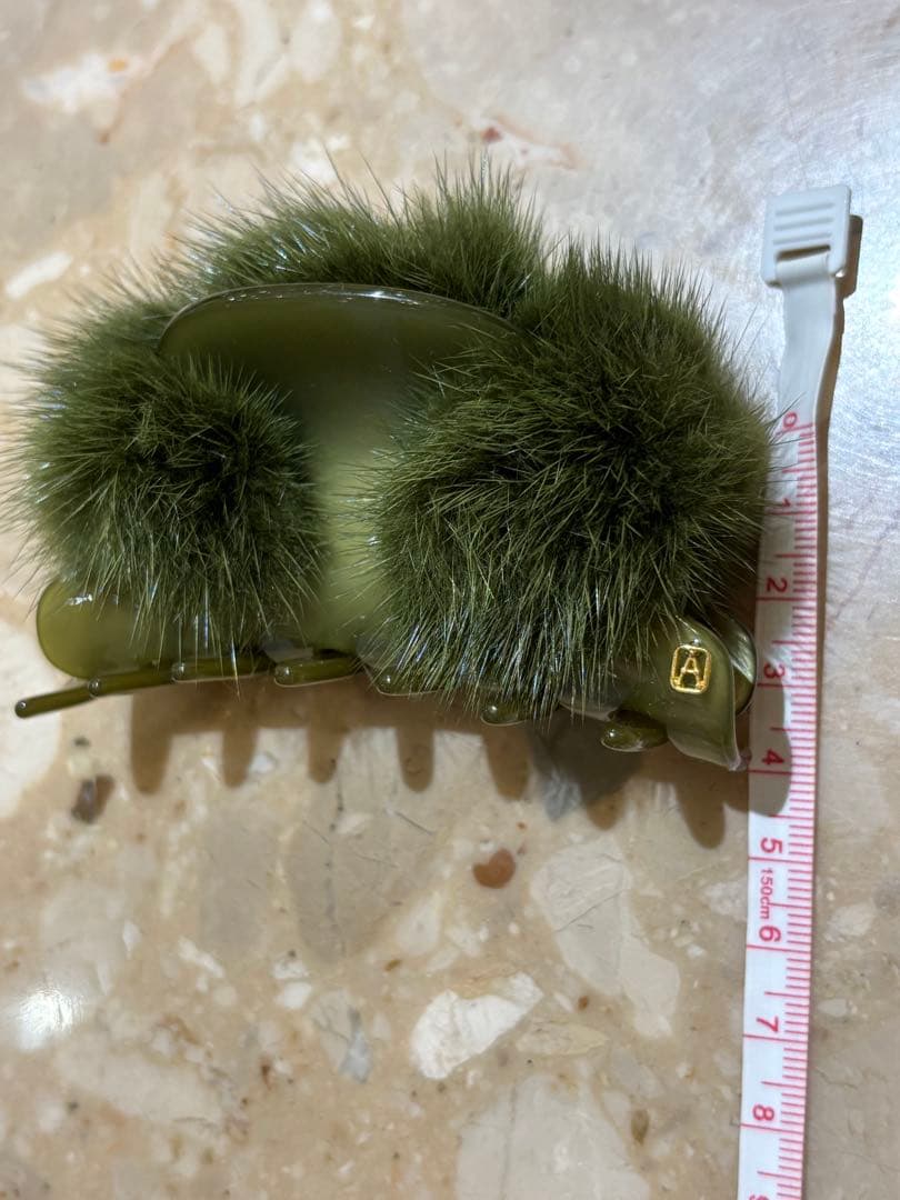 アレクサンドルドゥパリ　オリーブグリーン ミンクファー付きヘアクリップ