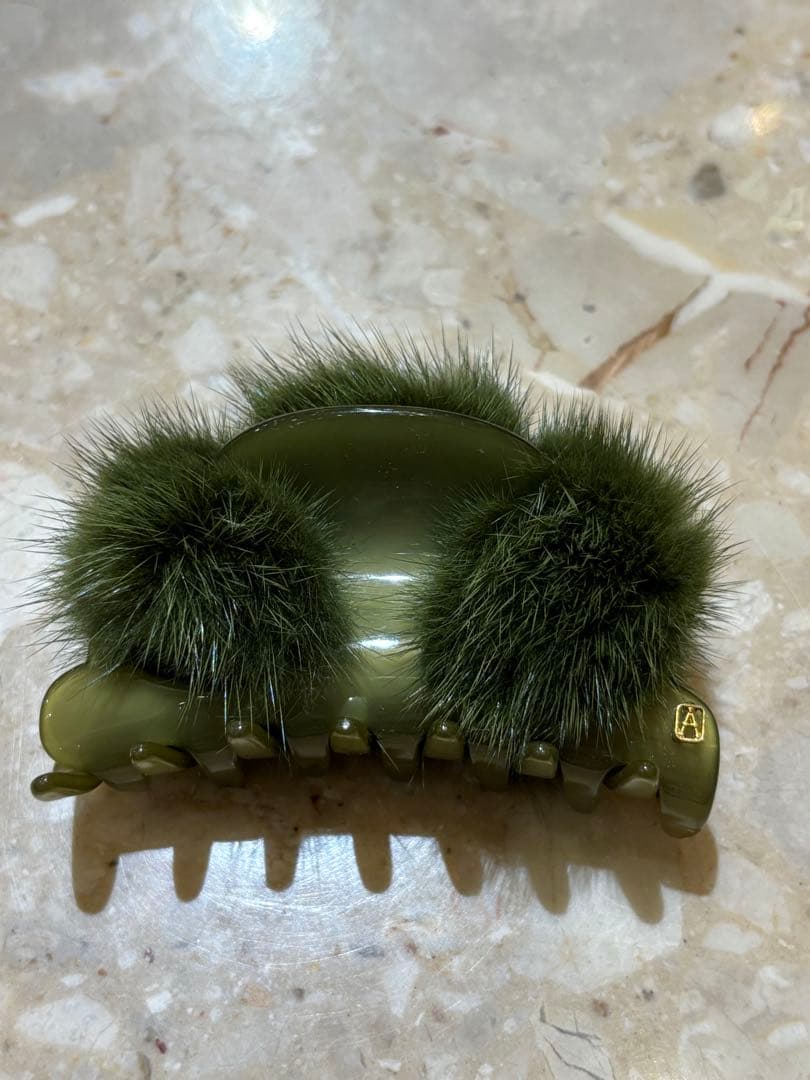アレクサンドルドゥパリ　オリーブグリーン ミンクファー付きヘアクリップ