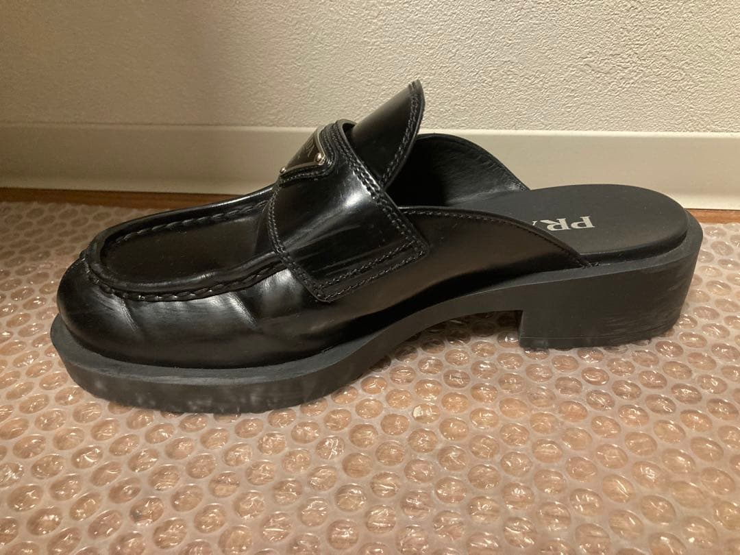 PRADA プラダ　ブラッシュドレザー ミュール サンダル　三角ロゴ