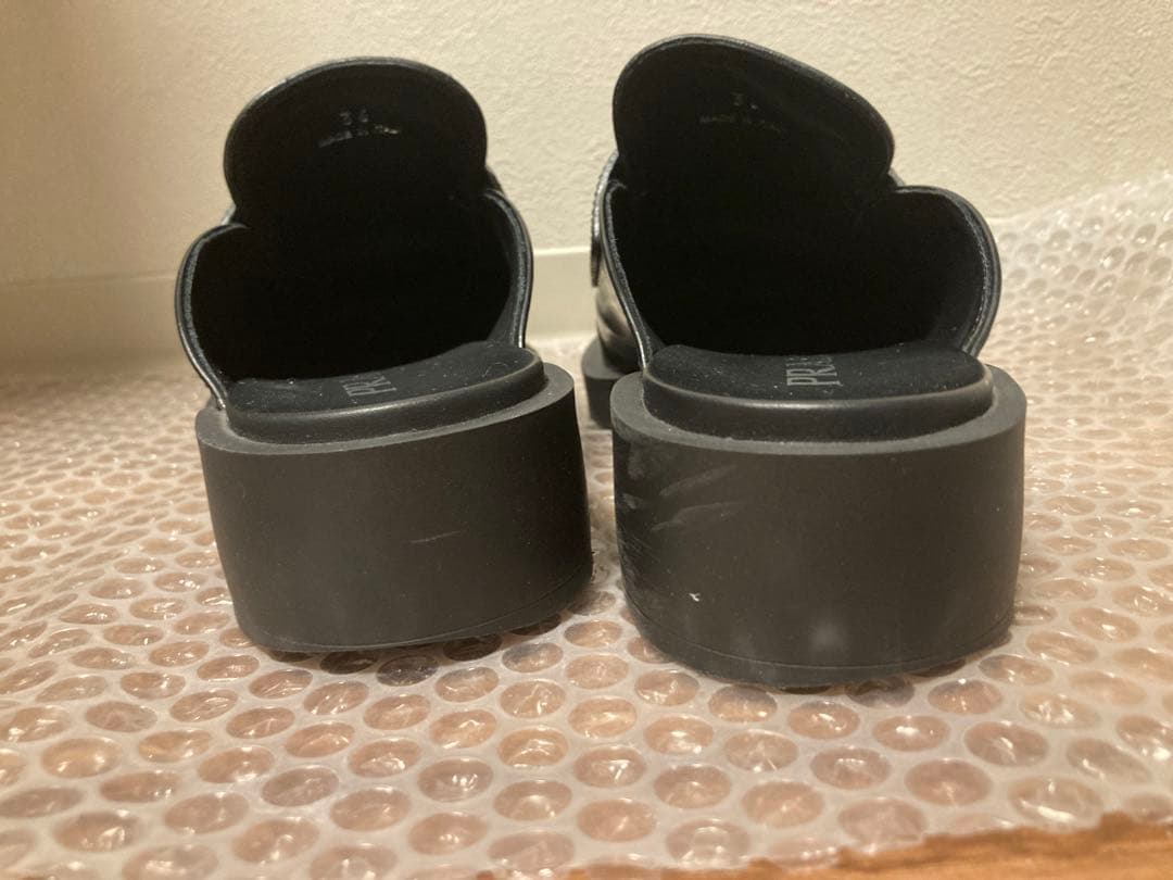 PRADA プラダ　ブラッシュドレザー ミュール サンダル　三角ロゴ