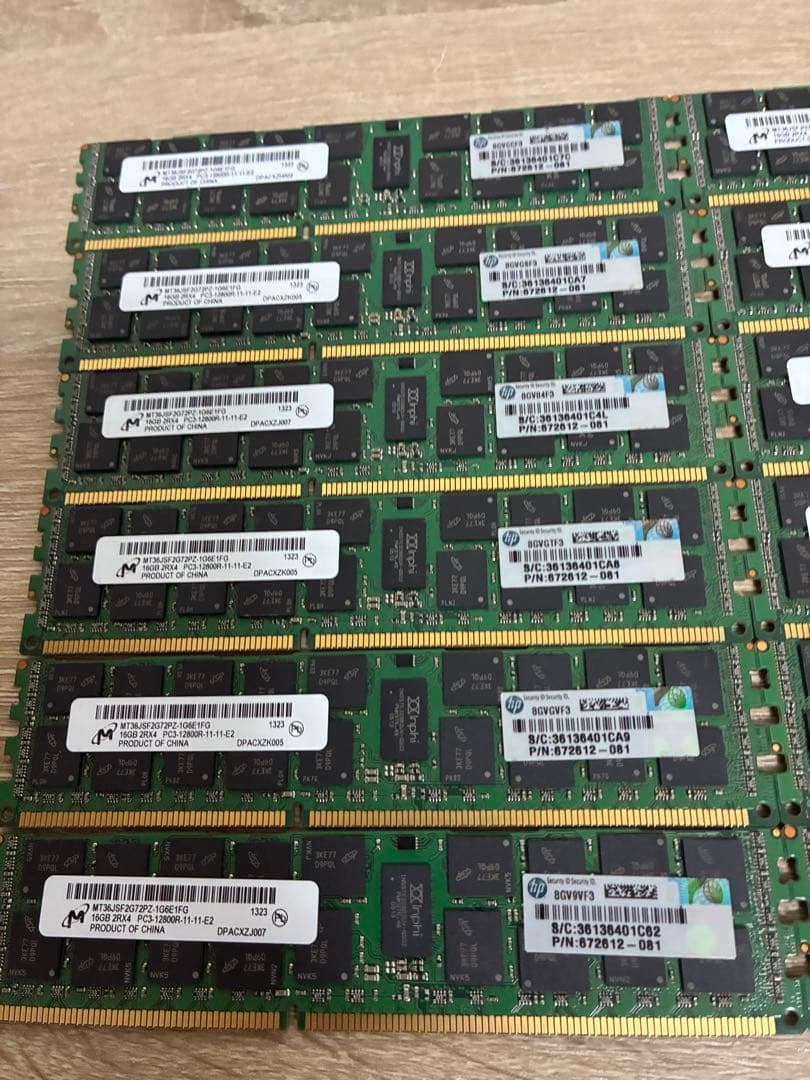 合計 192GB 16GB DDR3 ECCメモリ（RDIMM） × 12枚