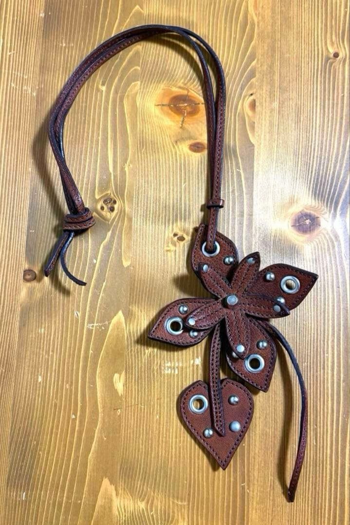 miu miu レザーチャーム レザーネックレス イタリア製