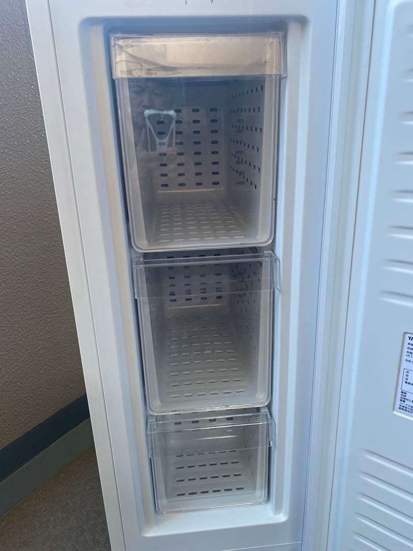 【高年式】　ホワイト 冷凍庫 3段収納