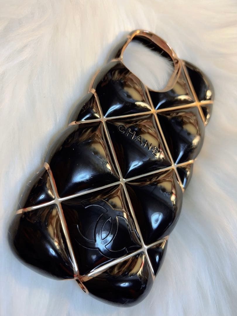 ✨CHANEL黒×ゴールド 艶やかキルティング iPhone13.14.15✨