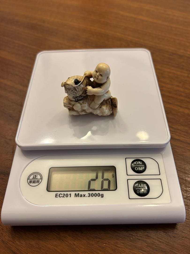 根付 銘「秋月」 唐子大魚乗り 時代物 26g 牙調 提物 精密彫刻